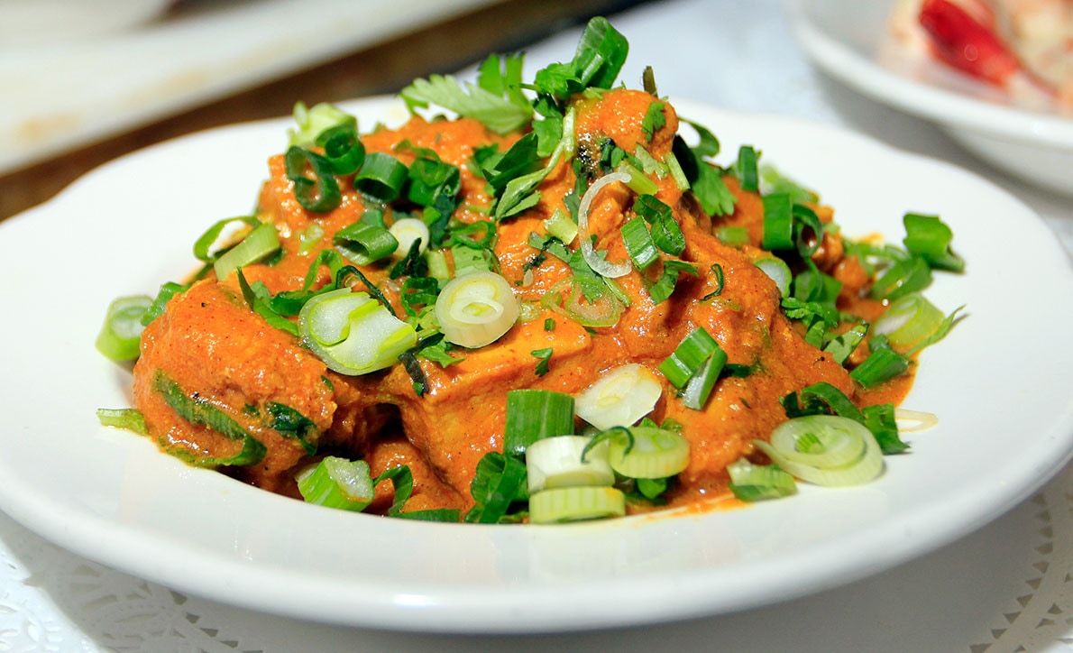 Creamy tomato curry with scallions